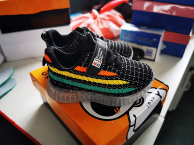 Tavaszi-nyári hálós tornacipő világító talppal