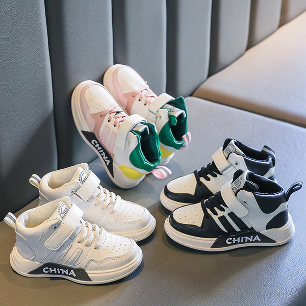 Gyermek tornacipő matricákkal és nyakkendőkkel