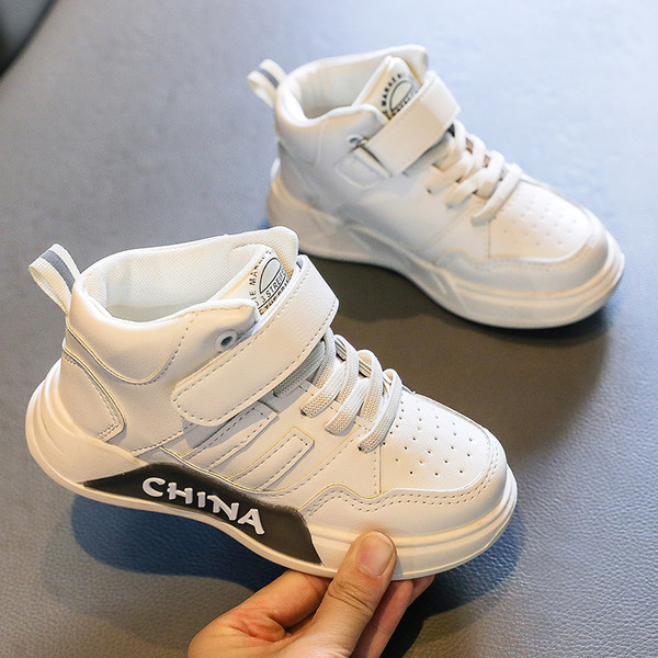 Gyermek tornacipő matricákkal és nyakkendőkkel