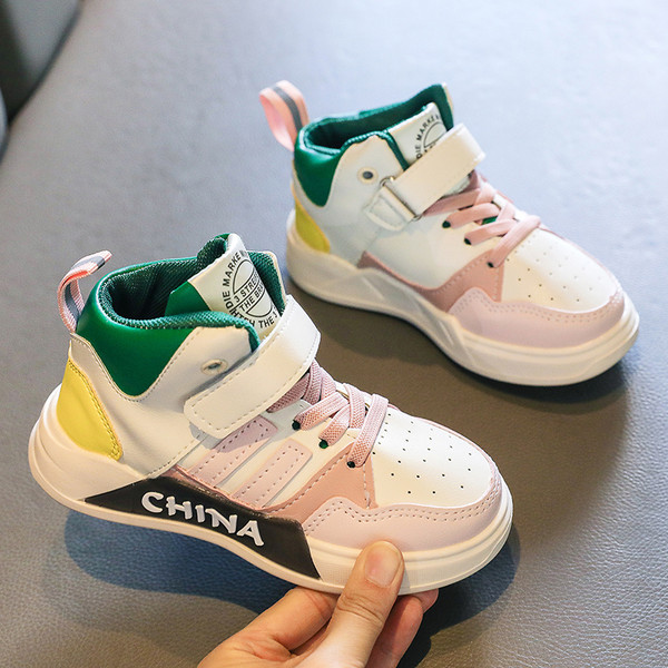 Gyermek tornacipő matricákkal és nyakkendőkkel