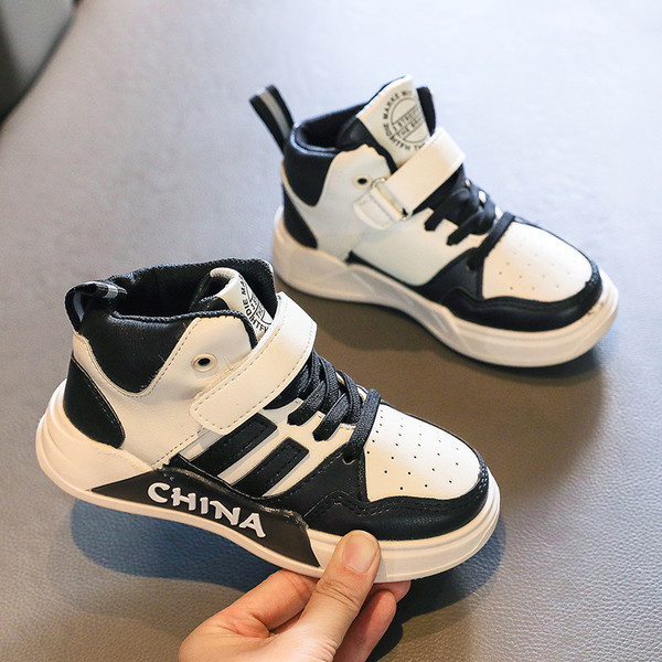 Gyermek tornacipő matricákkal és nyakkendőkkel