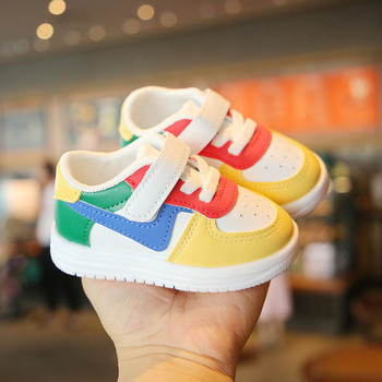 Παιδικά αθλητικά παπούτσια με κούμπωμα velcro και χρωματιστό μοτίβο