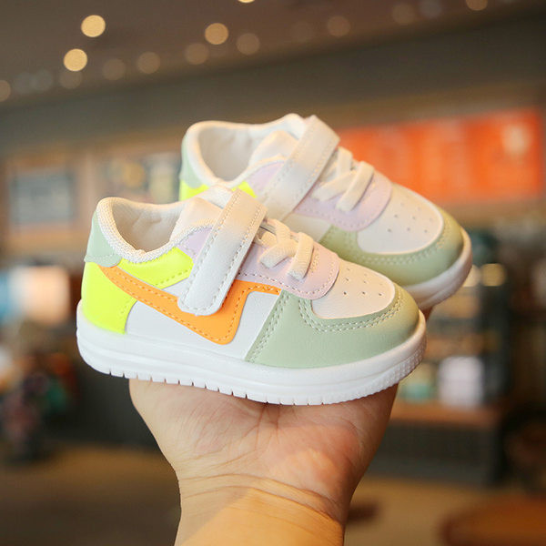 Παιδικά αθλητικά παπούτσια με κούμπωμα velcro και χρωματιστό μοτίβο