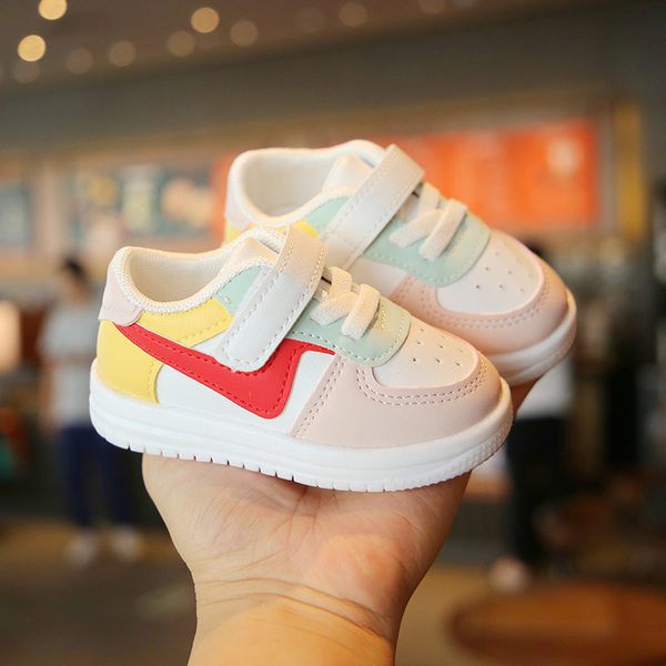 Παιδικά αθλητικά παπούτσια με κούμπωμα velcro και χρωματιστό μοτίβο