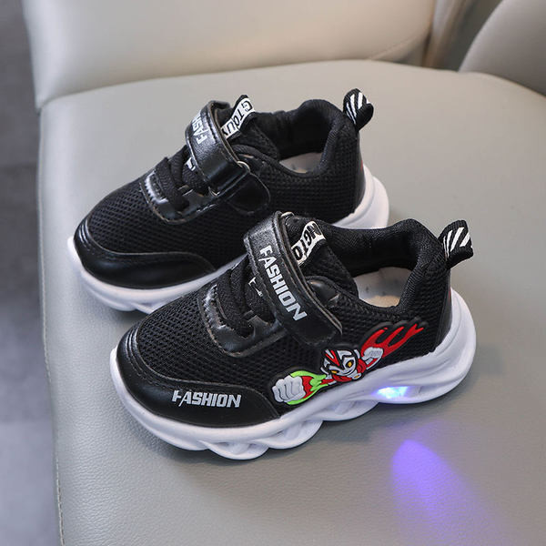 Légáteresztő gyerek tornacipő hímzéssel fiúknak