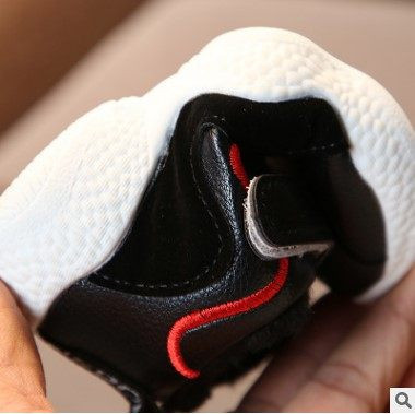 Gyermek tornacipő matricákkal és nyakkendőkkel három színben, fiúknak megfelelő