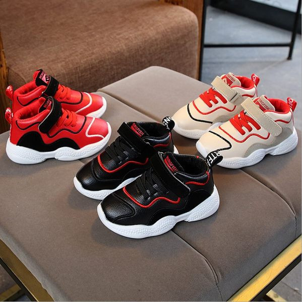 Gyermek tornacipő matricákkal és nyakkendőkkel három színben, fiúknak megfelelő