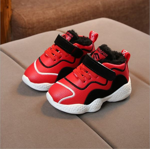 Gyermek tornacipő matricákkal és nyakkendőkkel három színben, fiúknak megfelelő