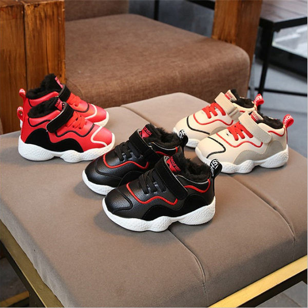 Gyermek tornacipő matricákkal és nyakkendőkkel három színben, fiúknak megfelelő