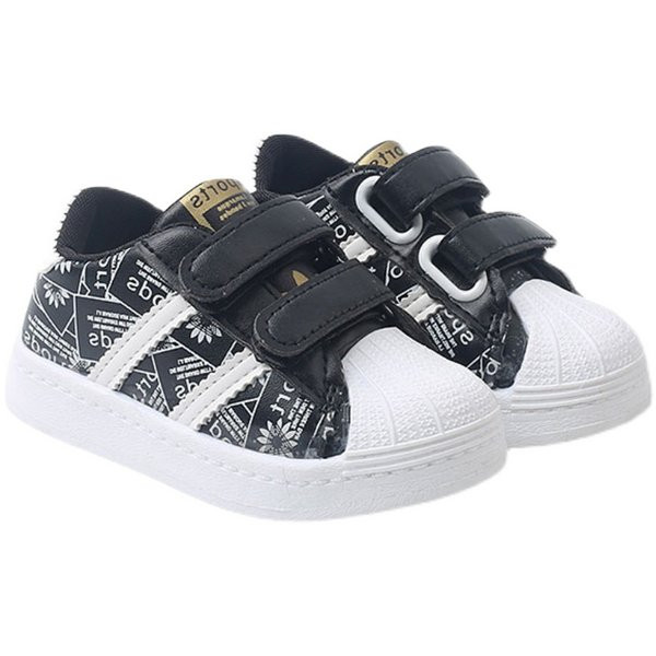 Bőr gyerek tornacipő matricákkal és lapos talppal