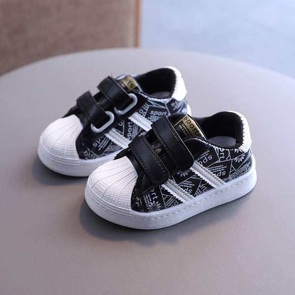 Bőr gyerek tornacipő matricákkal és lapos talppal