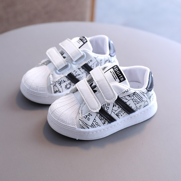 Bőr gyerek tornacipő matricákkal és lapos talppal