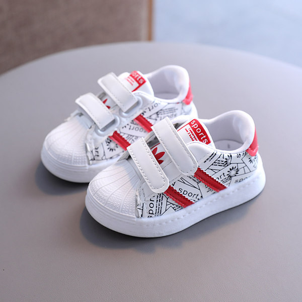 Bőr gyerek tornacipő matricákkal és lapos talppal