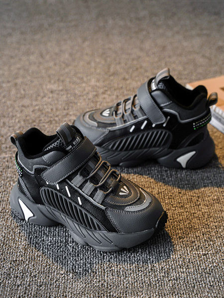 Μοντέρνα φθινοπωρινά αθλητικά παπούτσια  από οικολογικό δέρμα