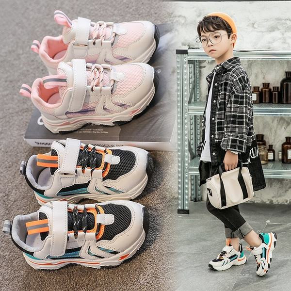 Gyerek tornacipő hálóval és matricákkal fiúknak és lányoknak