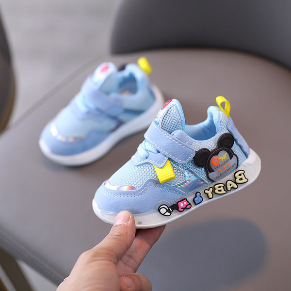 Παιδικά αθλητικά παπούτσια με απλικέ και επιγραφές σε τρία χρώματα