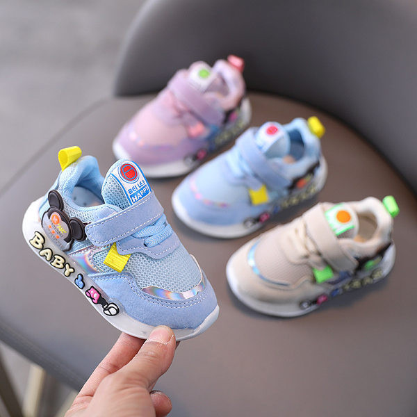 Παιδικά αθλητικά παπούτσια με απλικέ και επιγραφές σε τρία χρώματα