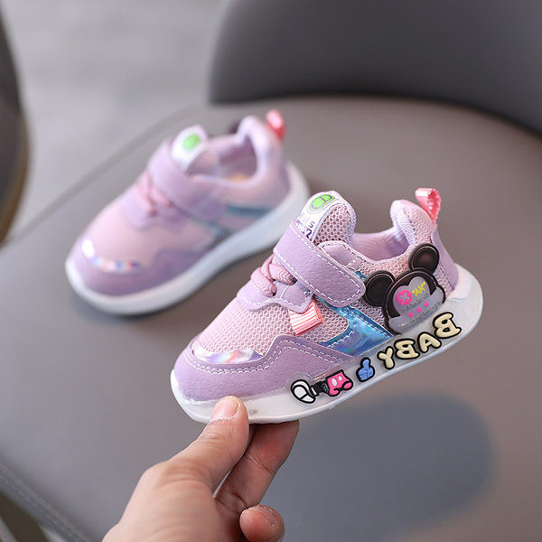 Παιδικά αθλητικά παπούτσια με απλικέ και επιγραφές σε τρία χρώματα