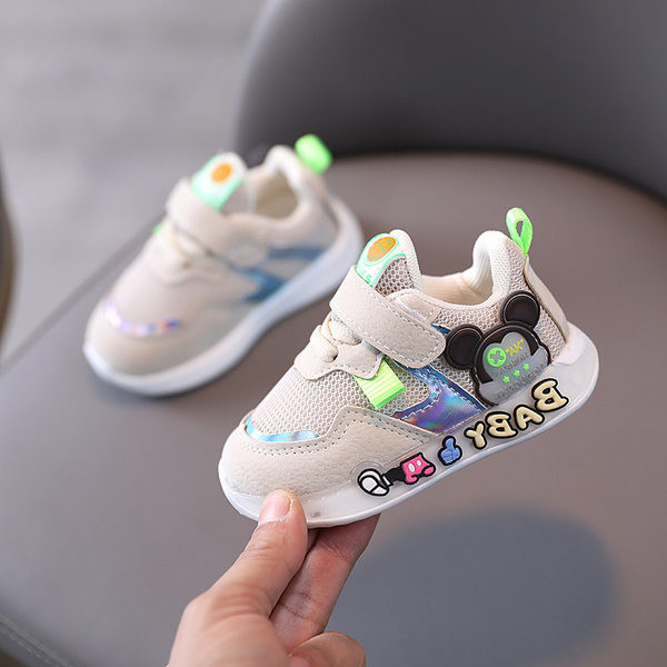 Παιδικά αθλητικά παπούτσια με απλικέ και επιγραφές σε τρία χρώματα