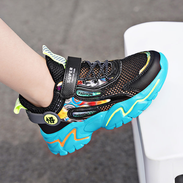 Παιδικά αθλητικά  παπούτσια με πολύχρωμη διακόσμηση και τραχιά σόλα