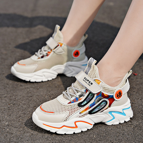 Παιδικά αθλητικά  παπούτσια με πολύχρωμη διακόσμηση και τραχιά σόλα