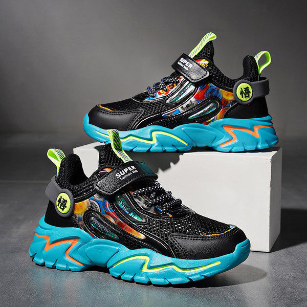 Παιδικά αθλητικά  παπούτσια με πολύχρωμη διακόσμηση και τραχιά σόλα