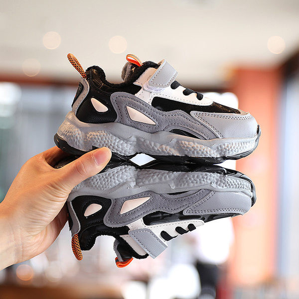 Παιδικά αθλητικά παπούτσια με λουράκια βελκρό και κορδόνια σε τρία χρώματα κατάλληλα για αγόρια