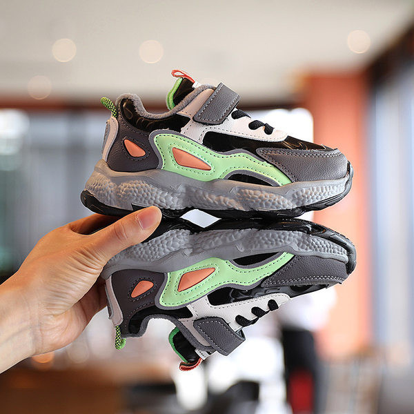 Παιδικά αθλητικά παπούτσια με λουράκια βελκρό και κορδόνια σε τρία χρώματα κατάλληλα για αγόρια