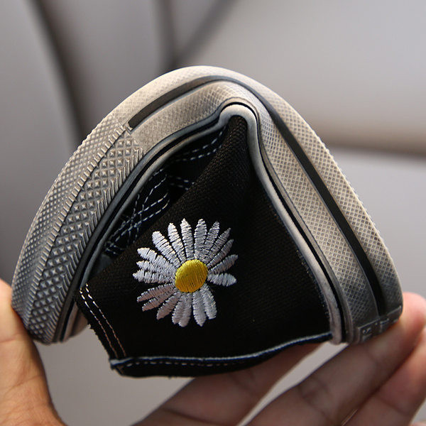 Gyermek tornacipő három színben hímzéssel