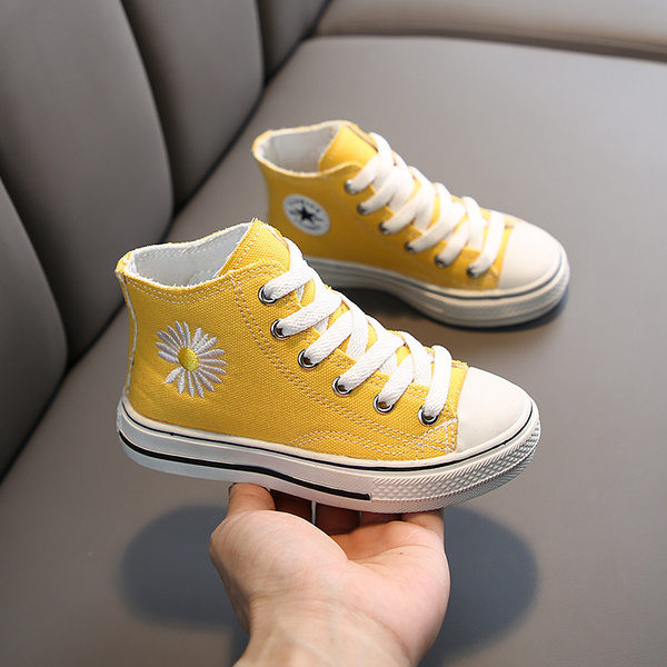 Gyermek tornacipő három színben hímzéssel