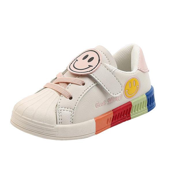 Fehér színű, lapos talpú gyerekcipő