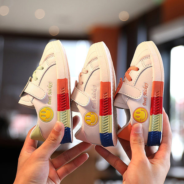 Fehér színű, lapos talpú gyerekcipő