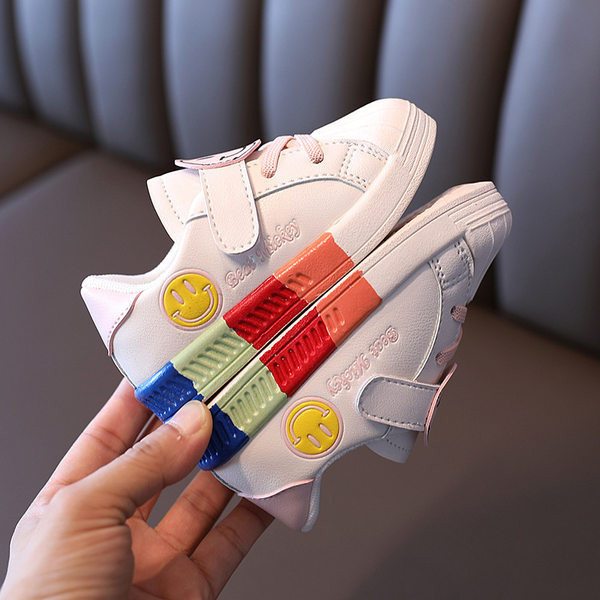 Fehér színű, lapos talpú gyerekcipő