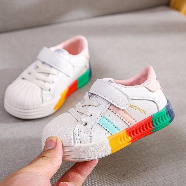 Fehér színű, lapos talpú gyerekcipő