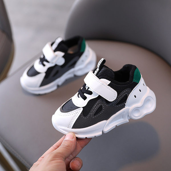 Három színben matricás, lapos talpú gyerekcipő