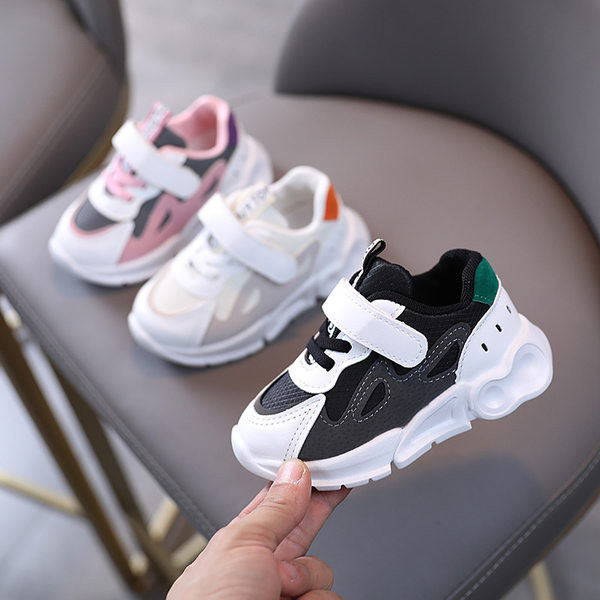 Három színben matricás, lapos talpú gyerekcipő