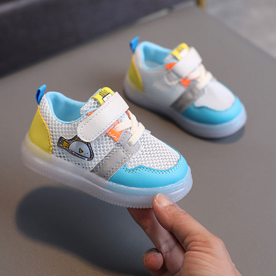 Värvilised laste hingavad tossud lameda tallaga