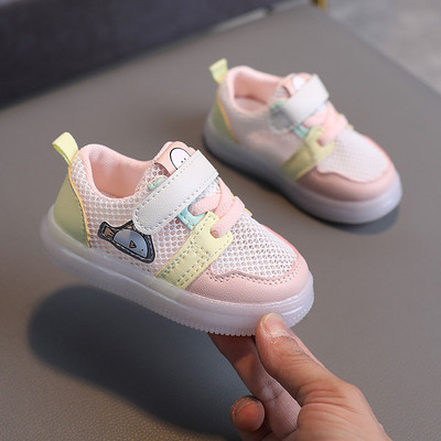 Värvilised laste hingavad tossud lameda tallaga