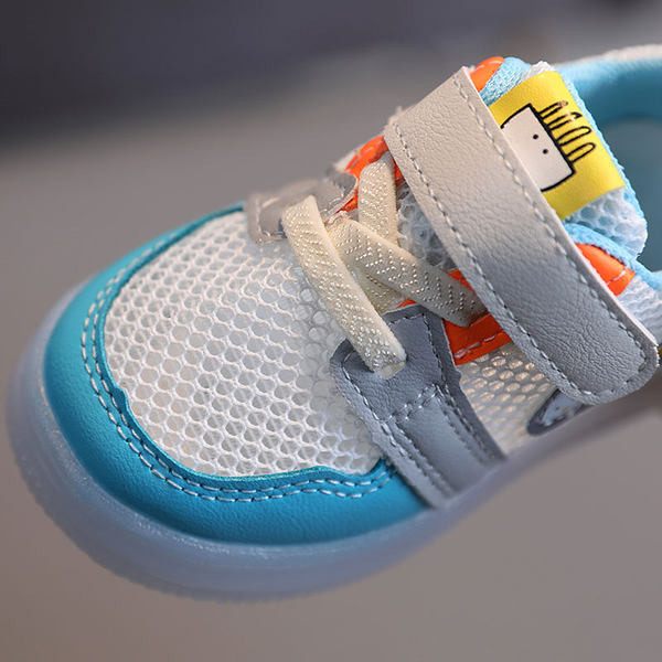 Värvilised laste hingavad tossud lameda tallaga