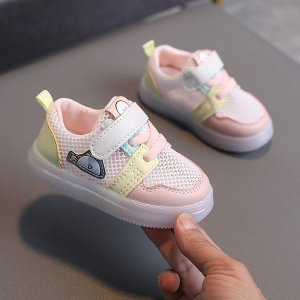 Värvilised laste hingavad tossud lameda tallaga