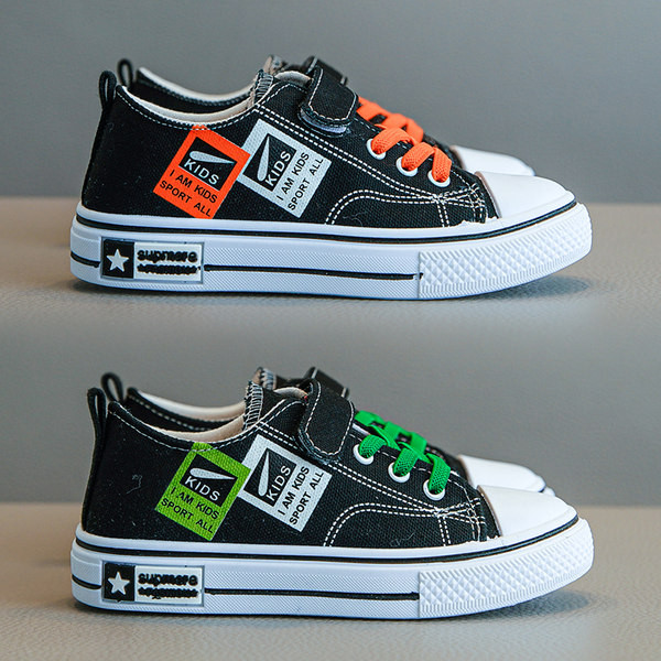 Gyermek tornacipő emblémákkal és nyakkendőkkel