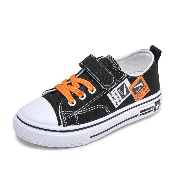 Gyermek tornacipő emblémákkal és nyakkendőkkel