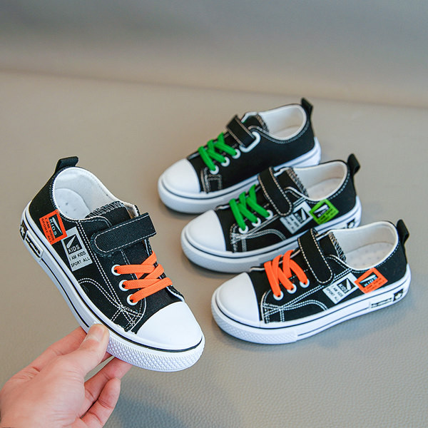 Gyermek tornacipő emblémákkal és nyakkendőkkel