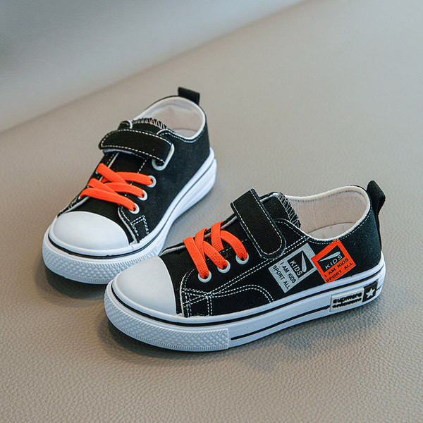 Gyermek tornacipő emblémákkal és nyakkendőkkel