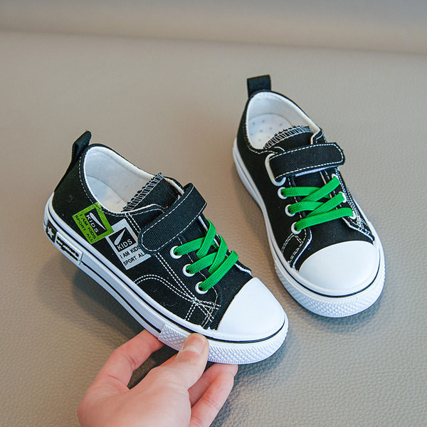 Gyermek tornacipő emblémákkal és nyakkendőkkel