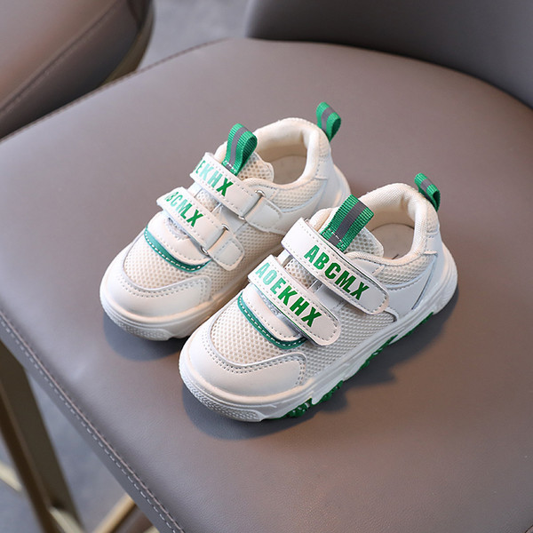 Gyermek tornacipő feliratokkal és matricákkal három színben