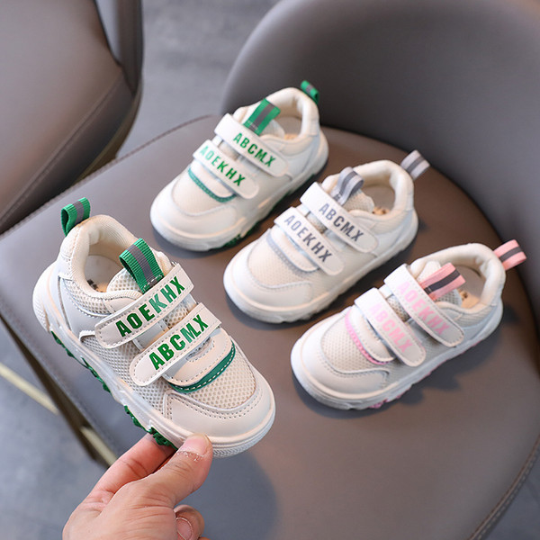 Gyermek tornacipő feliratokkal és matricákkal három színben