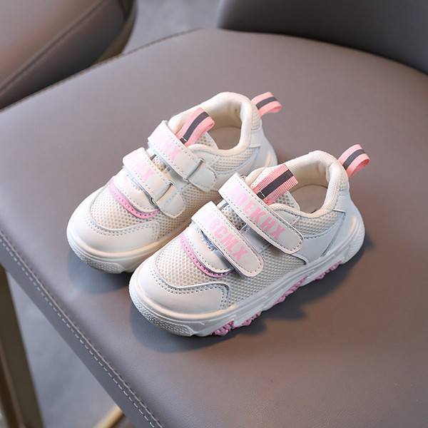 Gyermek tornacipő feliratokkal és matricákkal három színben