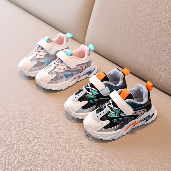 Őszi tornacipők új modellje fűzővel és matricákkal