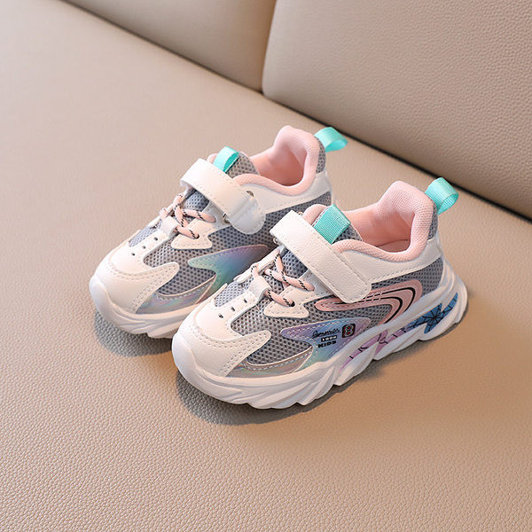 Őszi tornacipők új modellje fűzővel és matricákkal